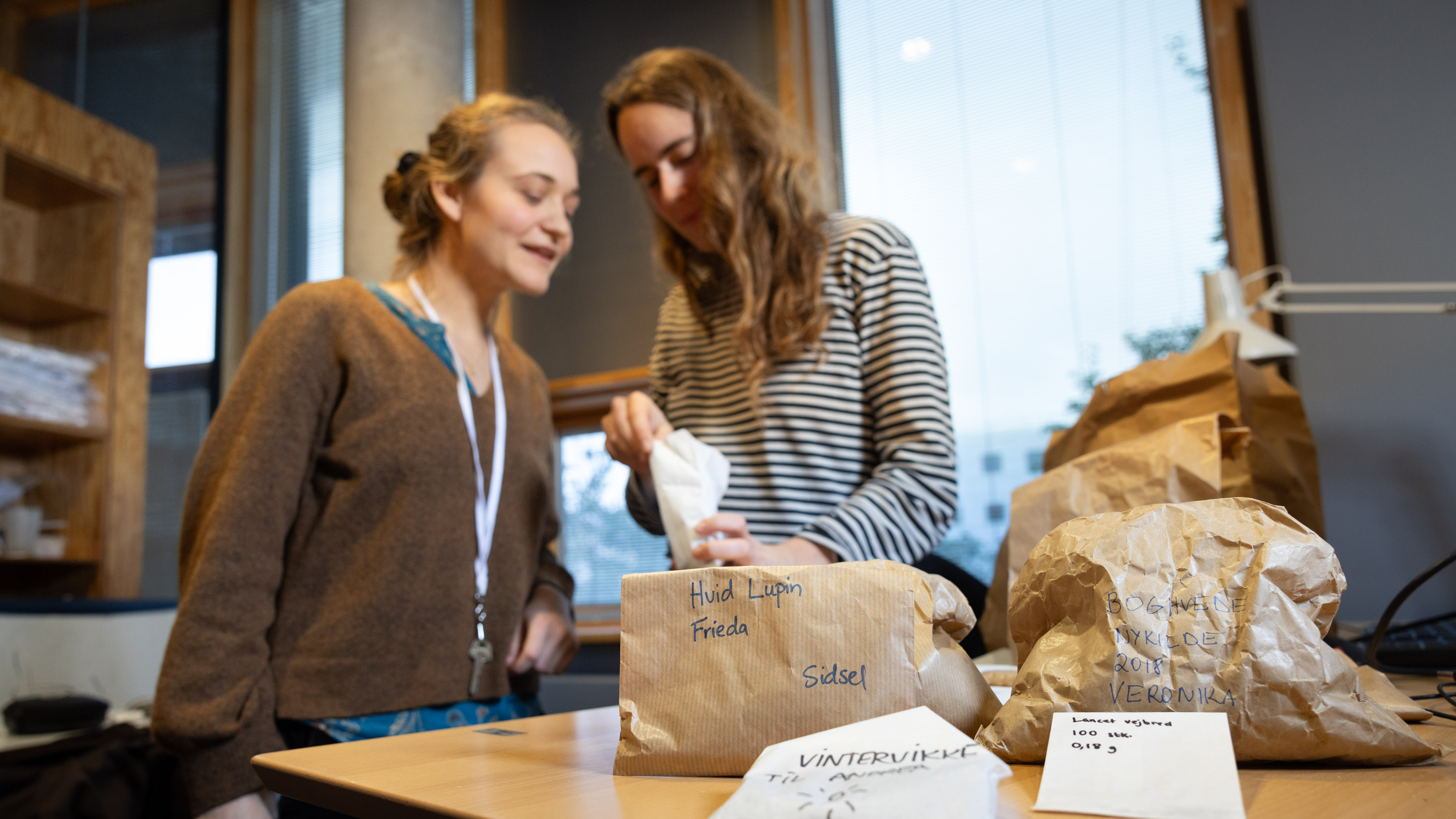 Andrea Topsøe Sloth og Maia Vial har en bachelor i Naturressourcer og er lige straks færdige på kandidatuddannelsen Agriculture – Production and Environment.Foto: Tomas Bertelsen