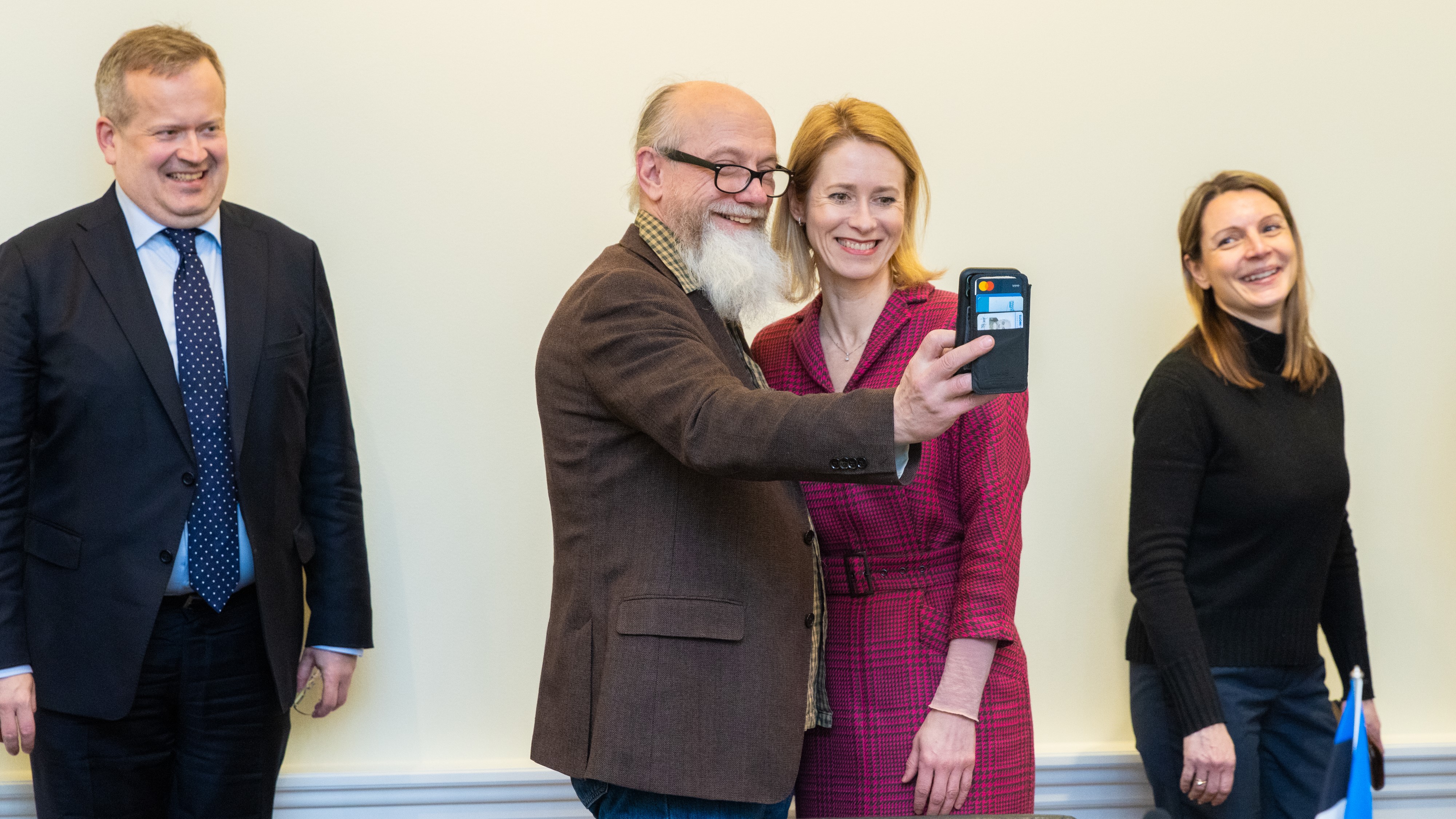 Kaja Kalla, statsminister Estland, stiller opp på selfi's under det offisielle besøket. Foto: 